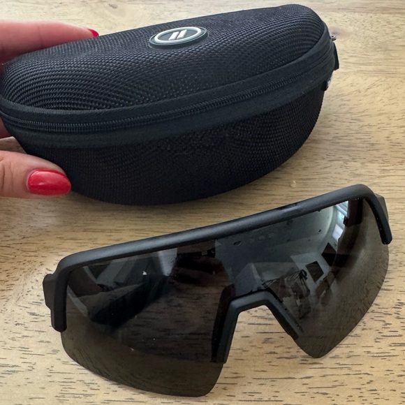 Blenders bold victory black polarized sunglasses - Picture 1 of 4